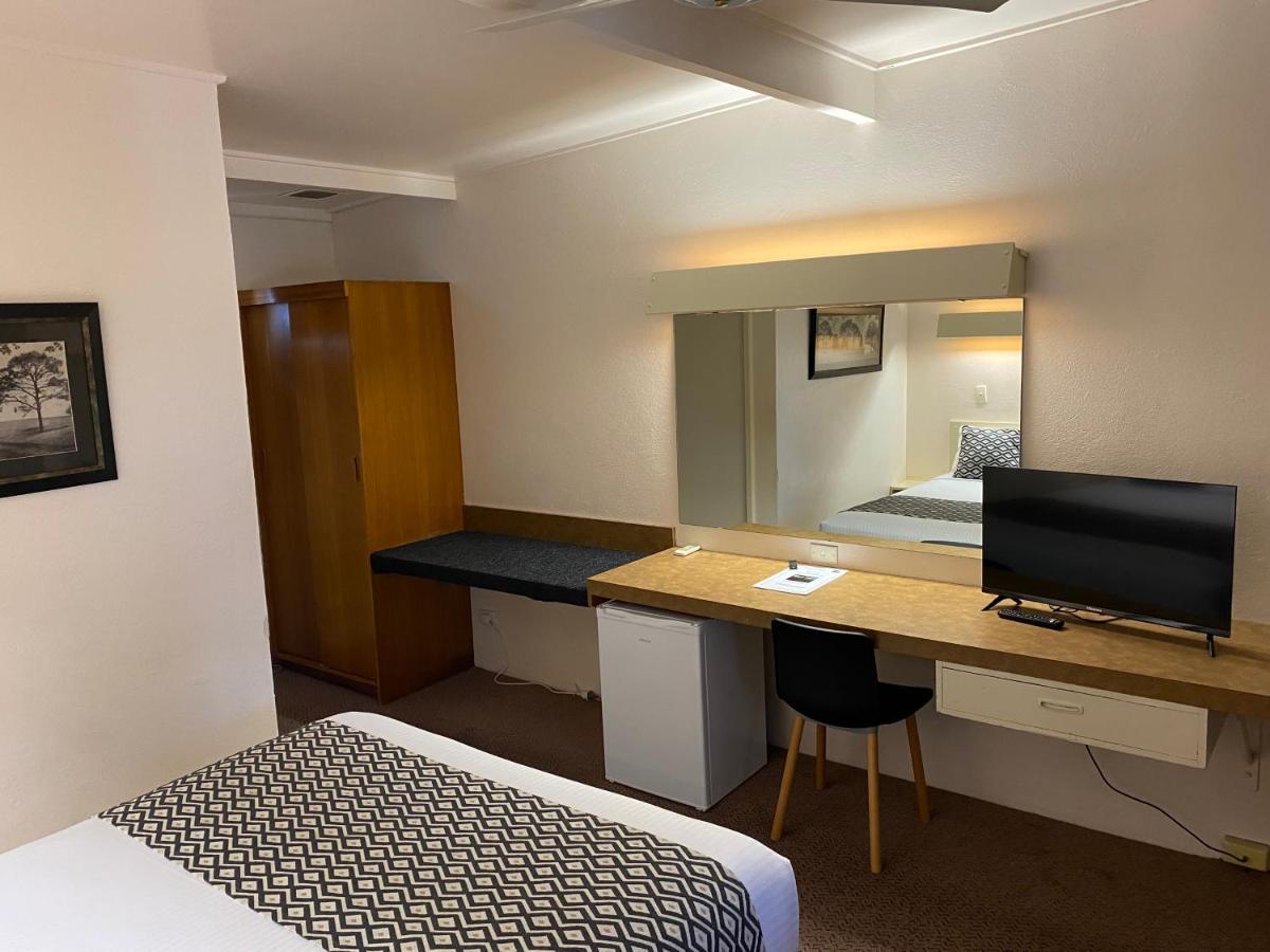 Ben Hall Motor Inn Форбс Екстериор снимка